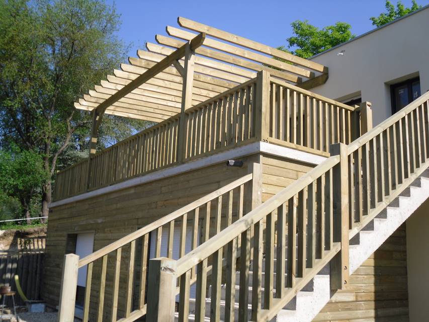 rampe d'escaliers, bardage et terrasse avec pergola
